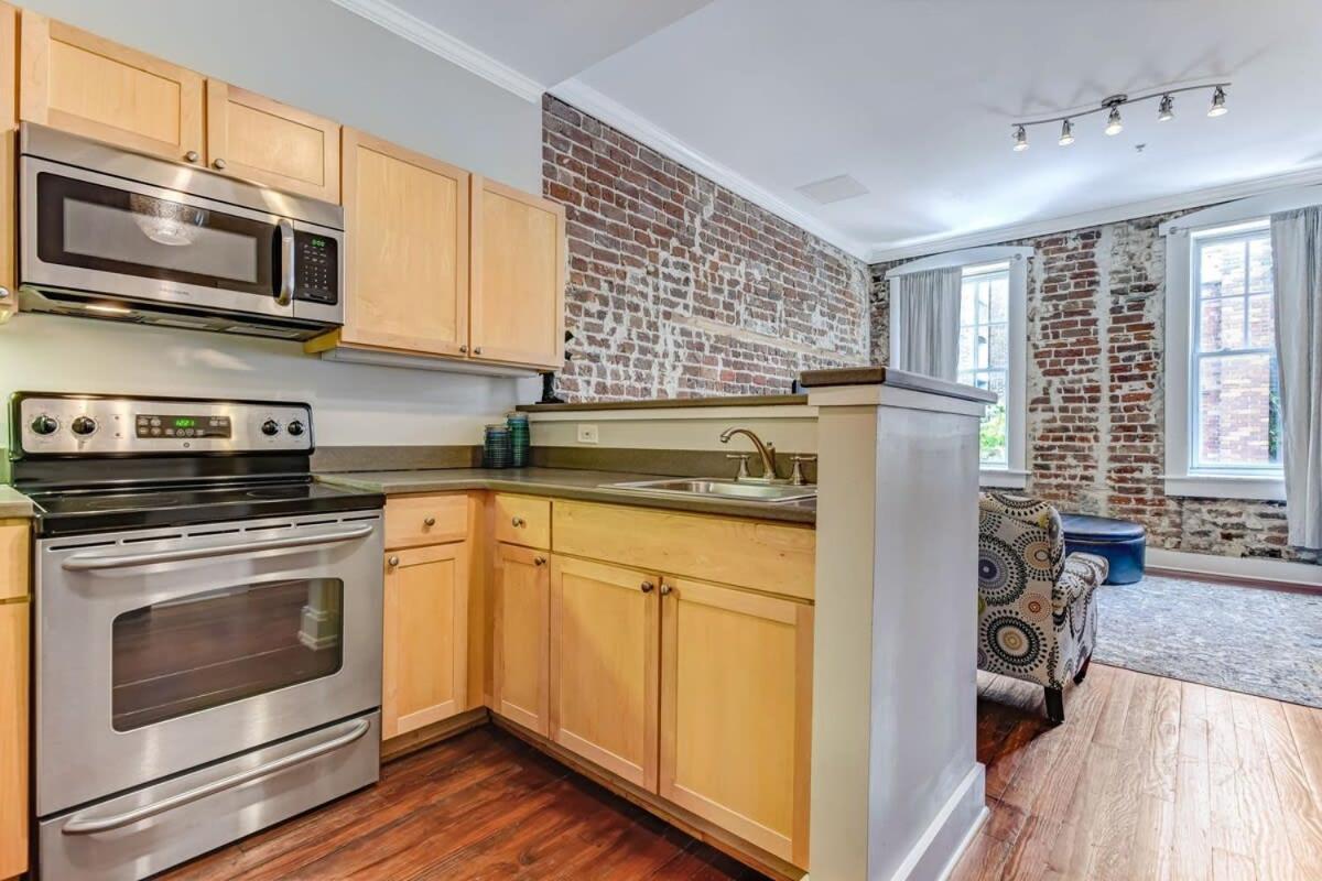 E Bay St Loft By City Market And River Street ซาวานนาห์ ภายนอก รูปภาพ